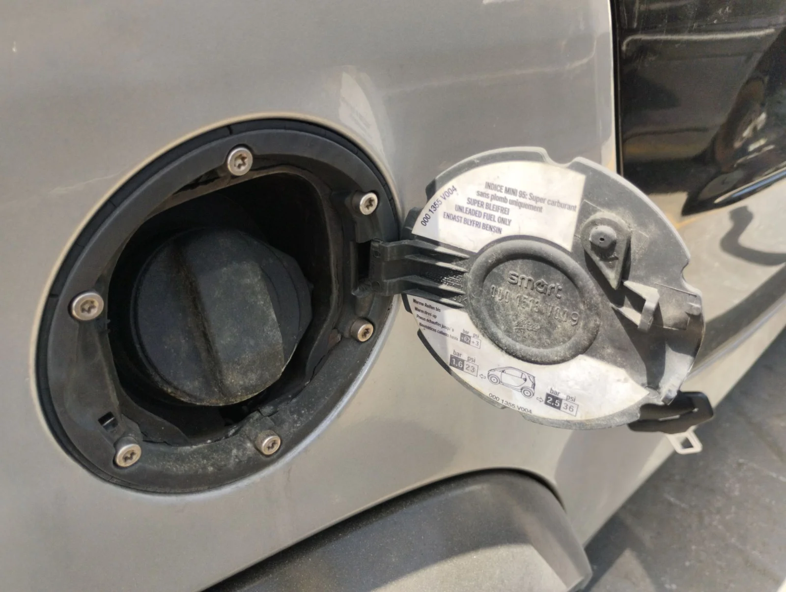 Foto de TAPA EXTERIOR COMBUSTIBLE SMART CITY-COUPE 0.6 Turbo CAT (54 CV / 40 KW) referencia 0001355V004