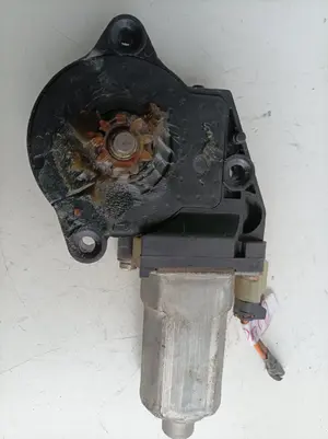Foto de MOTOR ELEVALUNAS TRASERO DERECHO HYUNDAI ELANTRA (XD) 2.0 CRDi CAT (112 CV / 82 KW) referencia 834602D001 foto 2