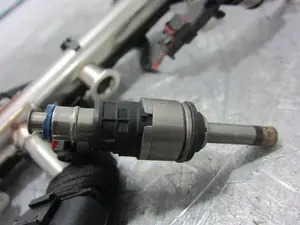 Foto de INYECTOR PORSCHE MACAN (95BA) referencia 06L906A06 foto 1