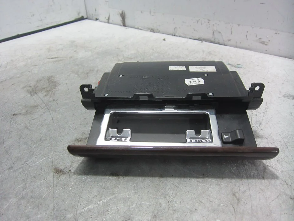 Foto de CENICERO AUDI A4 BERLINA (B5) 1.8 20V (125 CV / 92 KW) referencia 8D0857951H