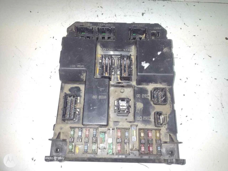 Foto de CAJA RELES / FUSIBLES PEUGEOT 307 (S1)(04.2001) 2.0 HDi CAT (90 CV / 66 KW) referencia 9651196980