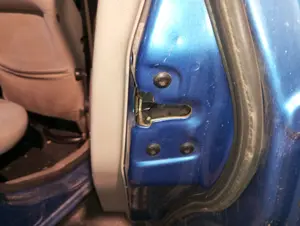 Foto de CERRADURA PUERTA TRASERA DERECHA FORD FIESTA (CBK) 1.25 16V CAT (69 CV / 51 KW) referencia 1372487 foto 2