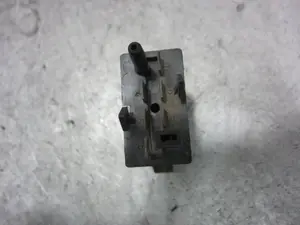 Foto de INTERRUPTOR VOLKSWAGEN PASSAT BERLINA (3B2) 1.9 TDI (116 CV / 85 KW) referencia 3B0959621C foto 4