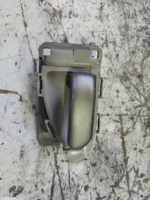 Foto de MANETA INTERIOR TRASERA DERECHA CITROEN XSARA PICASSO 1.6 16V HDi FAP (109 CV / 80 KW) referencia 9631487677