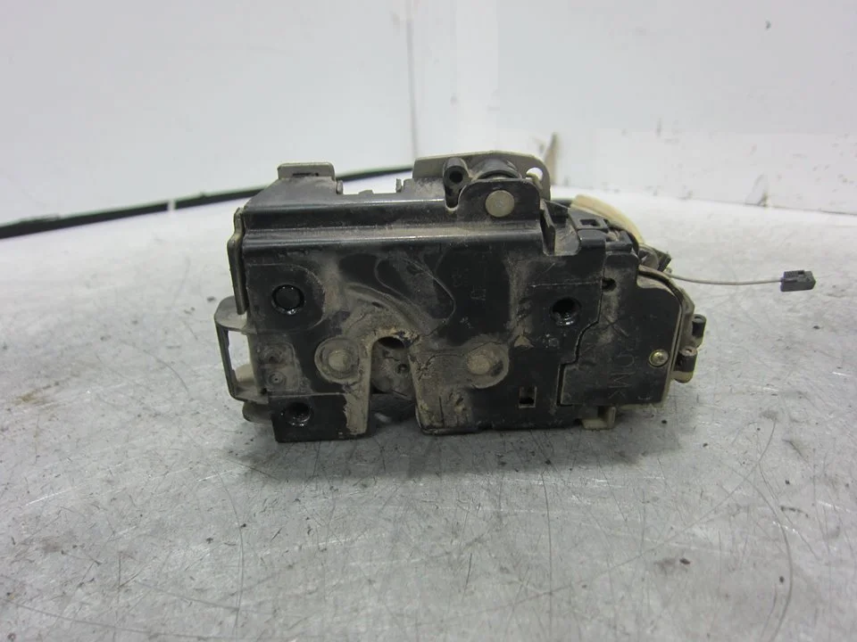 Foto de CERRADURA PUERTA DELANTERA DERECHA SEAT LEON (1M1) 1.8 20V (125 CV / 92 KW) referencia C3B1837015Q
