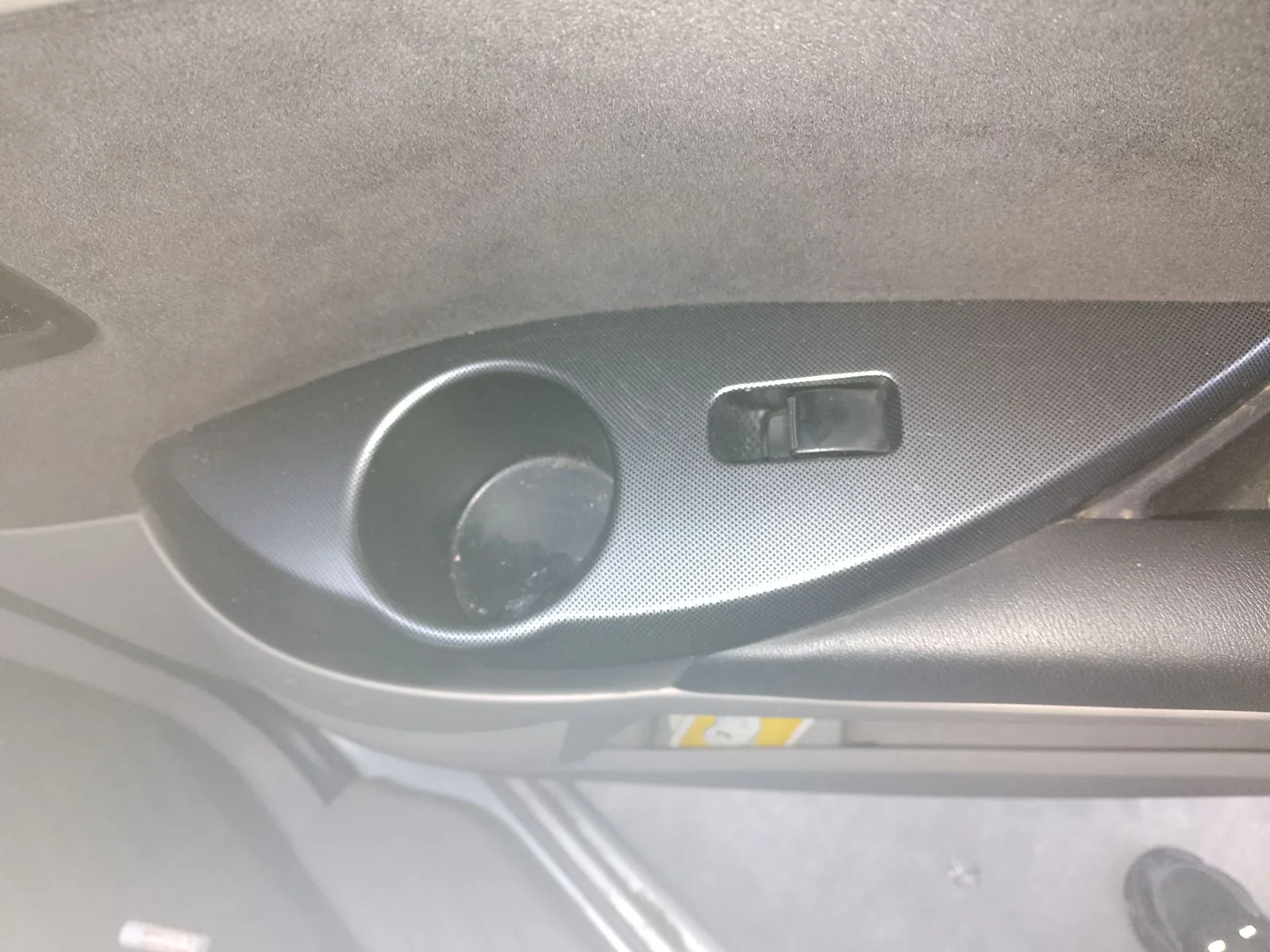 Foto de MANDO ELEVALUNAS TRASERO DERECHO MITSUBISHI GRANDIS (NA0W) 2.0 DI-D CAT (136 CV / 100 KW)