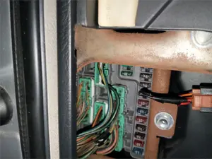 Foto de CAJA RELES / FUSIBLES HONDA ACCORD BERLINA (CG7-9/CH1-7)