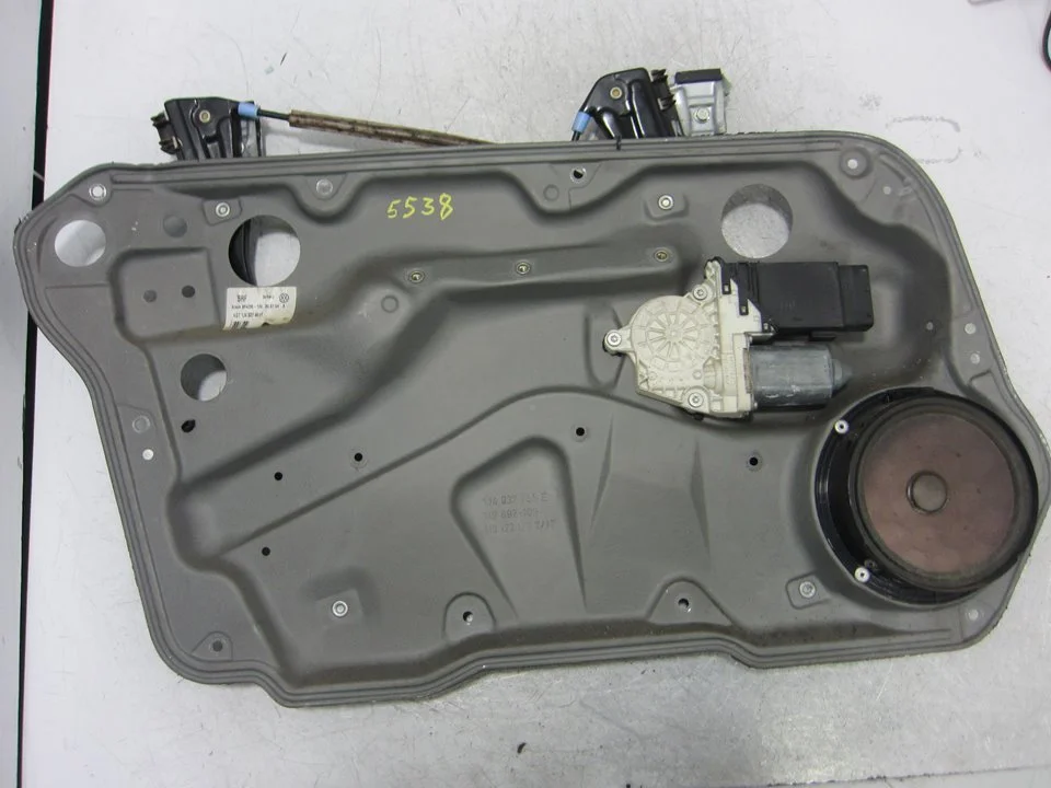 Foto de ELEVALUNAS DELANTERO IZQUIERDO VOLKSWAGEN GOLF IV BERLINA (1J1)(10.1997) 1.9 TDI (110 CV / 81 KW) referencia 1J4837755E
