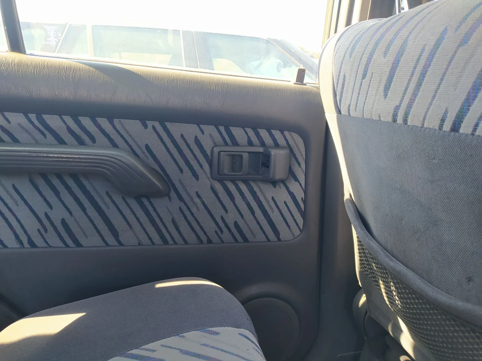 Foto de MANETA INTERIOR TRASERA IZQUIERDA TOYOTA LAND CRUISER (J9) 3.0 Turbodiesel (125 CV / 92 KW)
