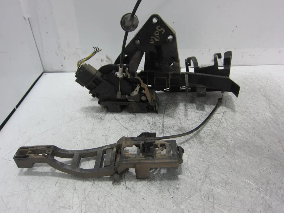 Foto de CERRADURA PUERTA DELANTERA DERECHA FORD FOCUS BERLINA (CAP) 1.8 TDCi Turbodiesel CAT (116 CV / 85 KW) referencia 7M5AR21812AA