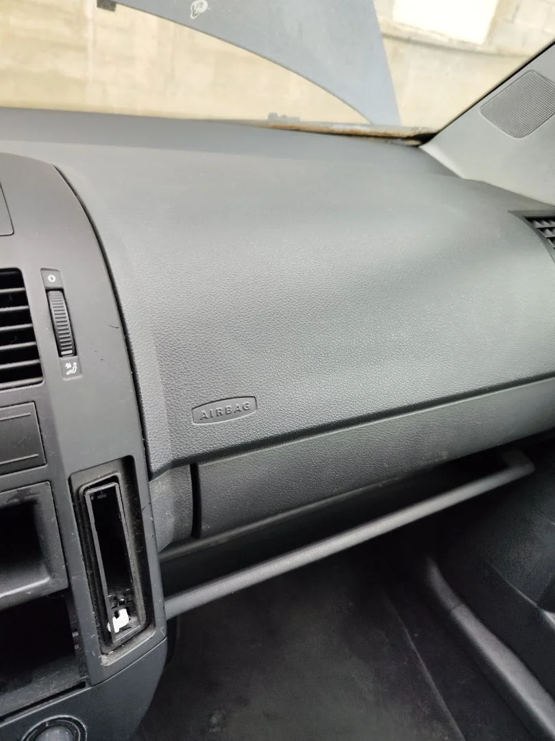 Foto de AIRBAG DELANTERO DERECHO VOLKSWAGEN POLO IV (9N1) 1.4 16V (75 CV / 55 KW) referencia 6Q0880204G