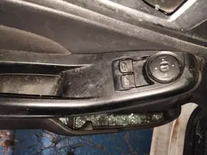 Foto de MANDO ELEVALUNAS DELANTERO IZQUIERDO FORD FIESTA (CNN)