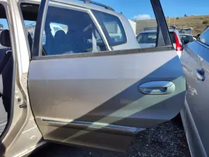 Foto de PUERTA TRASERA IZQUIERDA KIA CARENS (RS) 1.8 16V CAT (126 CV / 93 KW) foto 2