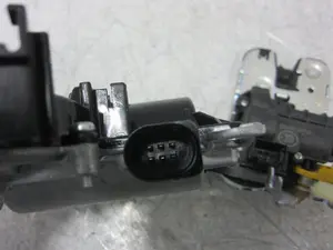 Foto de CERRADURA MALETERO / PORTON SKODA SUPERB COMBI (3V5) 2.0 TDI (190 CV / 140 KW) referencia 5TA827887C foto 4