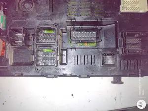 Foto de CAJA RELES / FUSIBLES CITROEN C4 BERLINA 1.6 16V HDi (90 CV / 66 KW) referencia 9661940480 foto 2