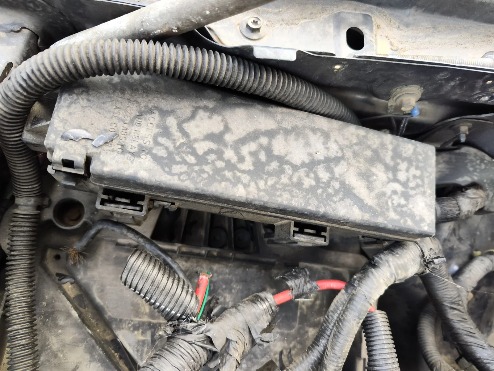Foto de CAJA RELES / FUSIBLES JEEP GRAND CHEROKEE (WJ/WG) 4.0 CAT (190 CV / 140 KW)