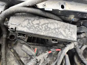 Foto de CAJA RELES / FUSIBLES JEEP GRAND CHEROKEE (WJ/WG) 4.0 CAT (190 CV / 140 KW)