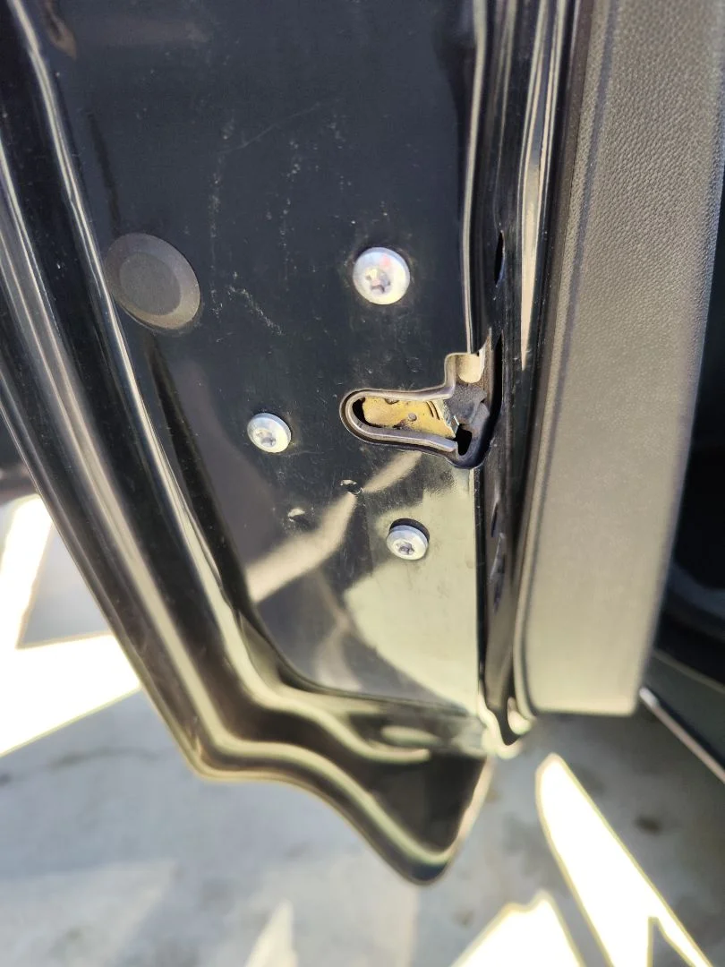 Foto de CERRADURA PUERTA TRASERA IZQUIERDA OPEL CORSA D 1.2 16V CAT (Z 12 XEP / LB4) (80 CV / 59 KW)