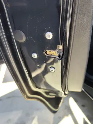 Foto de CERRADURA PUERTA TRASERA IZQUIERDA OPEL CORSA D 1.2 16V CAT (Z 12 XEP / LB4) (80 CV / 59 KW)