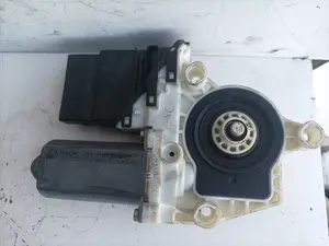 Foto de MOTOR ELEVALUNAS TRASERO IZQUIERDO SEAT LEON (1M1) 1.9 TDI (110 CV / 81 KW) referencia 9776101439203 foto 4