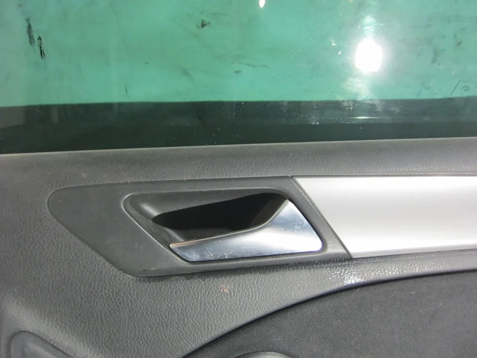 Foto de MANETA INTERIOR TRASERA DERECHA VOLKSWAGEN GOLF VI (5K1)(10.2008) 1.6 TDI DPF (105 CV / 77 KW) referencia 1K1837114B
