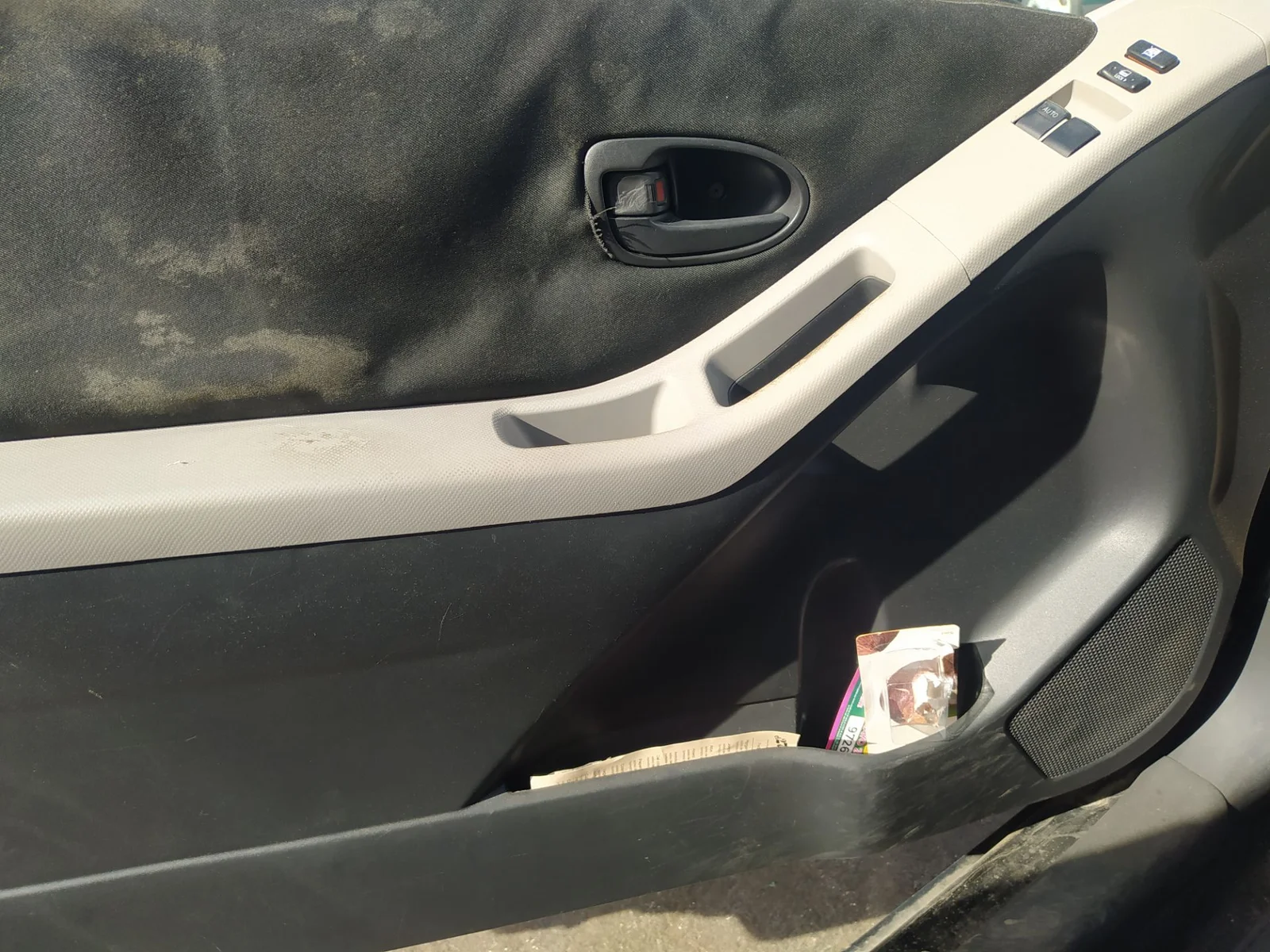 Foto de GUARNECIDO PUERTA DELANTERA IZQUIERDA TOYOTA YARIS (KSP9/SCP9/NLP9) 1.4 Turbodiesel CAT (90 CV / 66 KW)