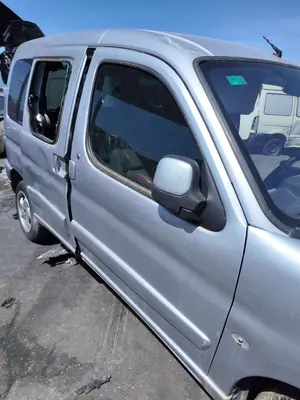 Foto de PUERTA DELANTERA DERECHA CITROEN BERLINGO 1.9 Diesel (69 CV / 51 KW) referencia 9839318180 foto 2
