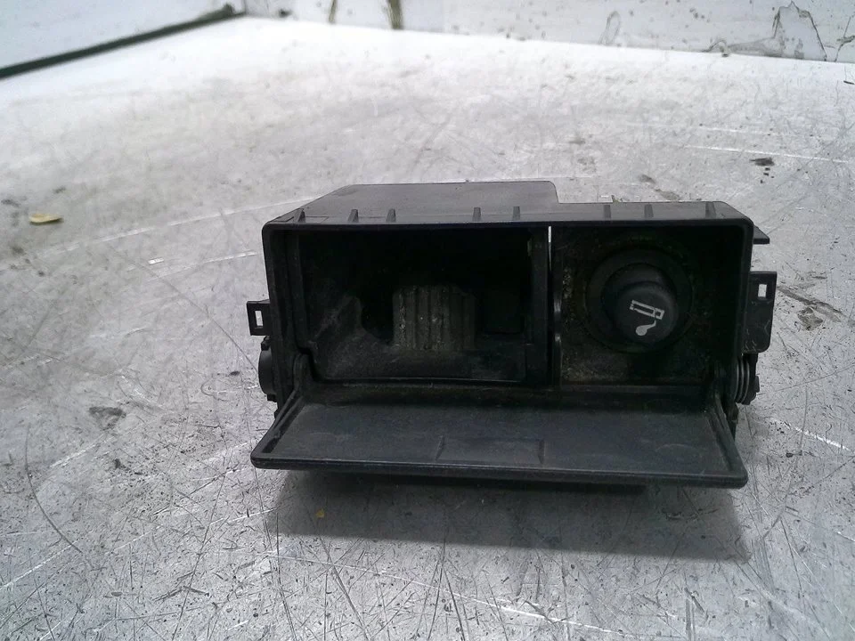 Foto de CENICERO FORD MONDEO BERLINA (GE) 2.0 16V DI TD CAT (116 CV / 85 KW) referencia 1507949