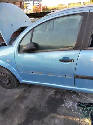 Foto de PUERTA DELANTERA IZQUIERDA CITROEN C3 1.4 HDi (68 CV / 50 KW) referencia 9002V1