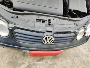 Foto de REJILLA DELANTERA VOLKSWAGEN POLO IV (9N1) 1.4 16V (75 CV / 55 KW) foto 2