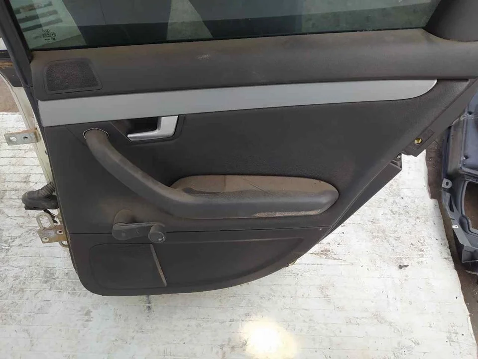 Foto de GUARNECIDO PUERTA TRASERA DERECHA AUDI A4 AVANT (8E) 2.5 V6 24V TDI (163 CV / 120 KW)