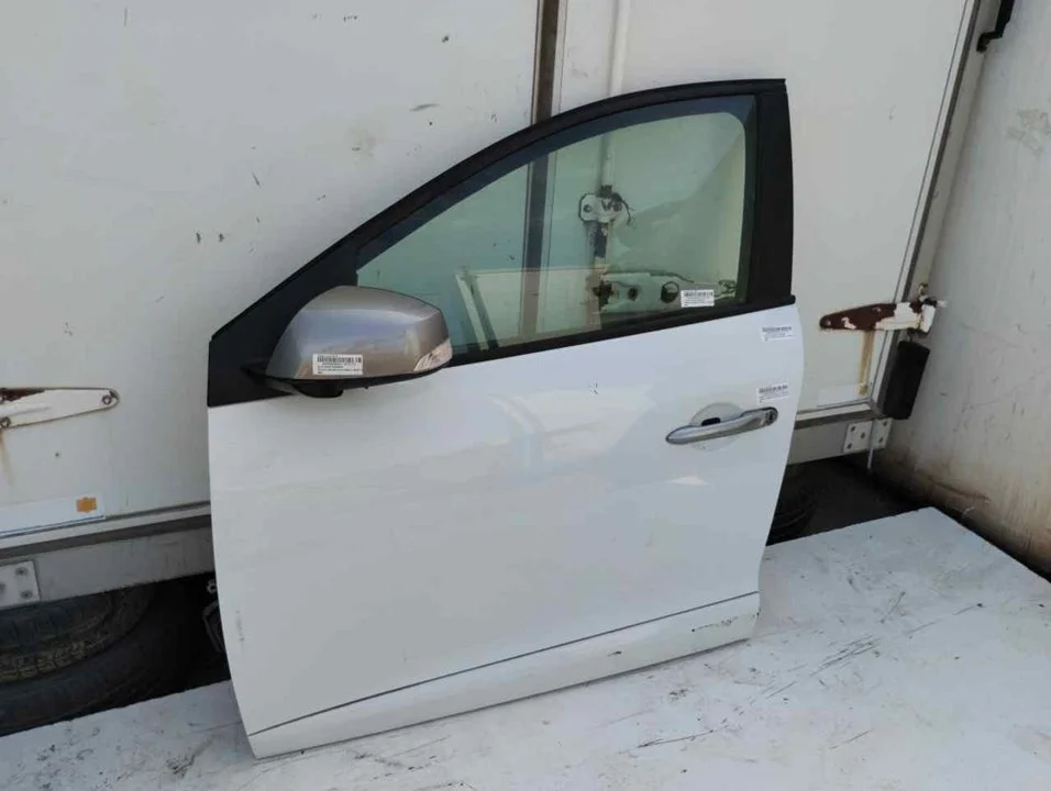 Foto de PUERTA DELANTERA IZQUIERDA RENAULT MEGANE III BERLINA 5P 1.2 TCE (132 CV / 97 KW)