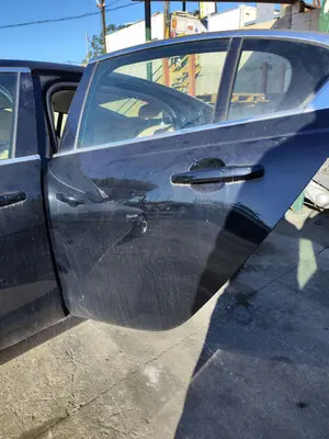 Foto de PUERTA TRASERA IZQUIERDA JAGUAR XE 2.0 Turbo CAT (200 CV / 147 KW) foto 2