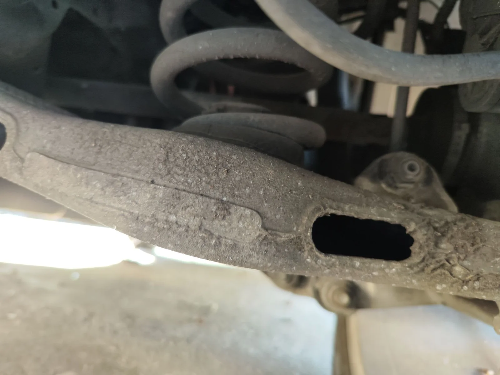 Foto de BRAZO SUSPENSION TRASERO DERECHO JAGUAR XE 2.0 Turbo CAT (200 CV / 147 KW) referencia T2H 54701