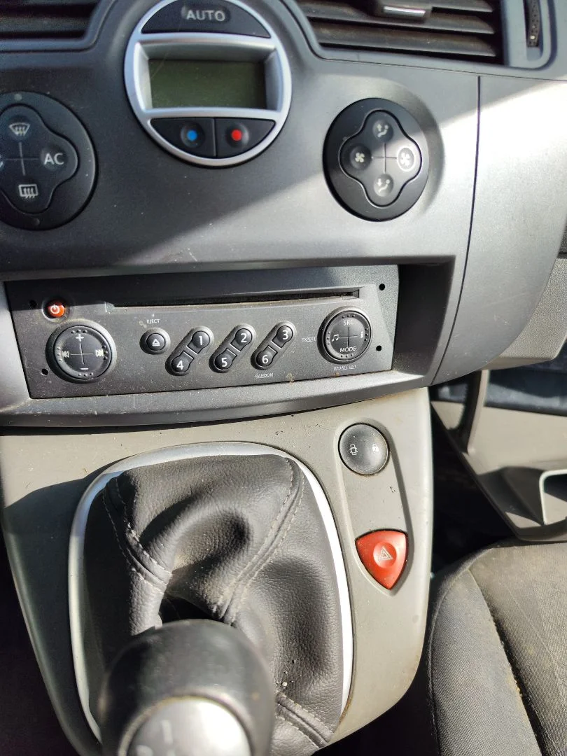 Foto de SISTEMA AUDIO / RADIO CD RENAULT SCENIC II (JM) 1.5 dCi Diesel (106 CV / 78 KW)