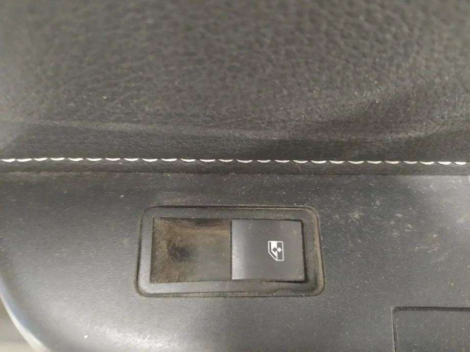 Foto de MANDO ELEVALUNAS TRASERO DERECHO OPEL ASTRA H BERLINA 1.7 16V CDTI (101 CV / 74 KW) referencia 13197131