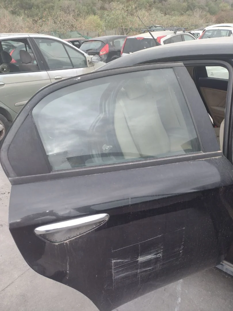 Foto de LUNA TRASERA DERECHA ALFA ROMEO 159 (140) 1.9 JTD (M) 16V CAT (150 CV / 110 KW)