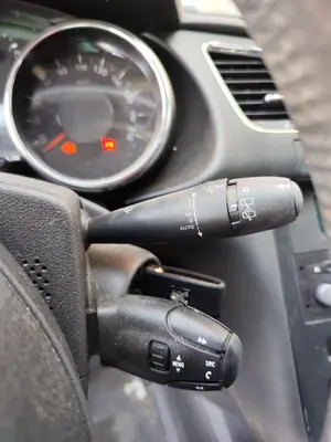 Foto de MANDO MULTIFUNCION PEUGEOT 3008 1.6 Blue-HDI FAP (120 CV / 88 KW) foto 2
