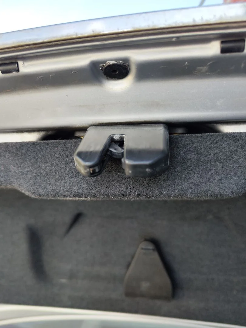 Foto de CERRADURA MALETERO / PORTON AUDI A6 BERLINA (4B2) 2.5 V6 24V TDI (150 CV / 110 KW)