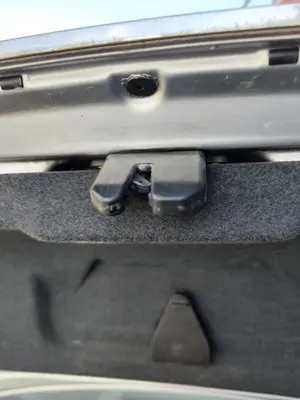 Foto de CERRADURA MALETERO / PORTON AUDI A6 BERLINA (4B2) 2.5 V6 24V TDI (150 CV / 110 KW)