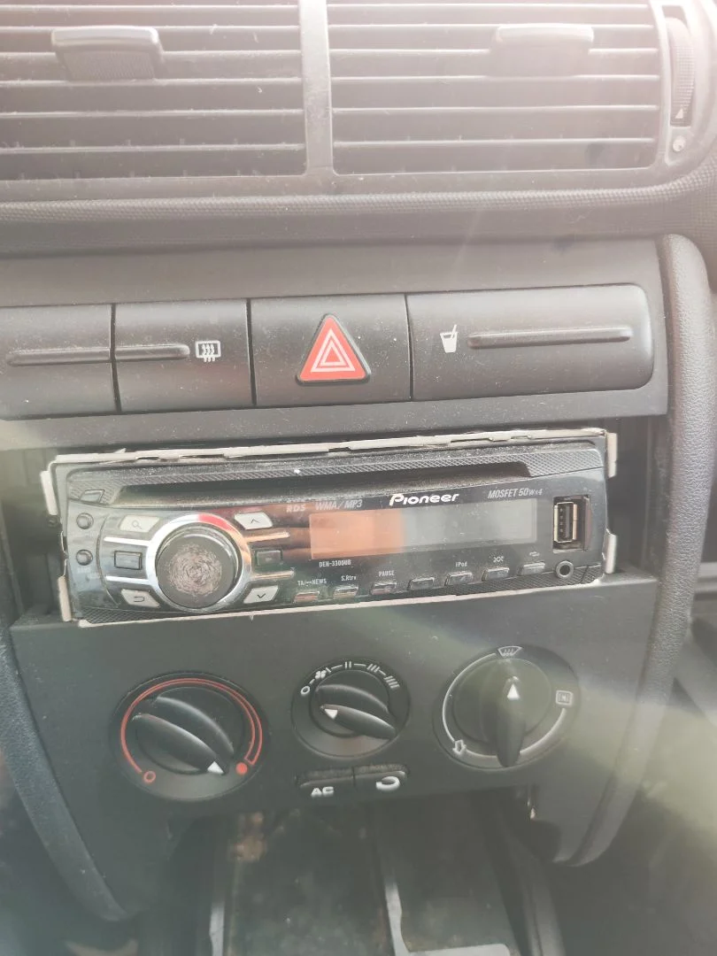 Foto de SISTEMA AUDIO / RADIO CD SEAT LEON (1M1) 1.6 (101 CV / 74 KW)