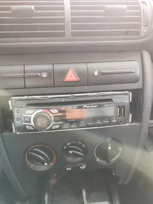 Foto de SISTEMA AUDIO / RADIO CD SEAT LEON (1M1) 1.6  (101 CV / 74 KW)