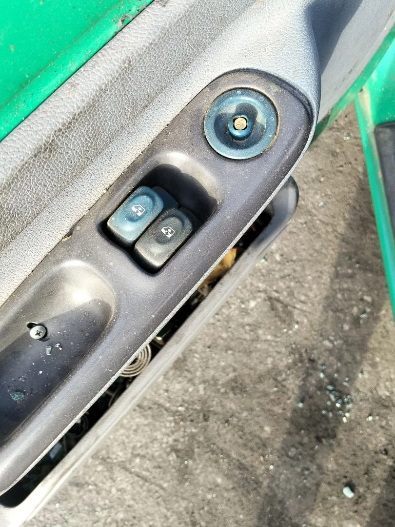 Foto de MANDO ELEVALUNAS DELANTERO IZQUIERDO RENAULT TWINGO I (C06) 1.2 (58 CV / 43 KW)