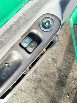 Foto de MANDO ELEVALUNAS DELANTERO IZQUIERDO RENAULT TWINGO I (C06) 1.2  (58 CV / 43 KW)