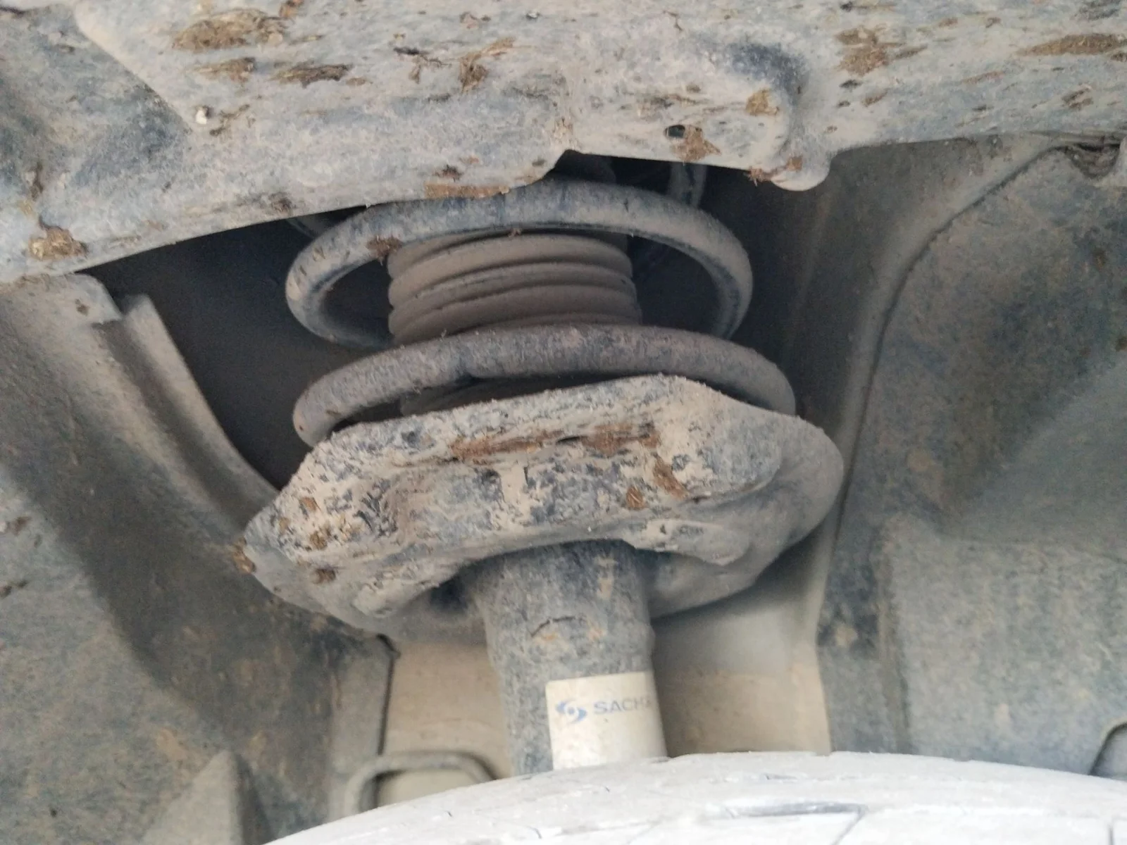 Foto de AMORTIGUADOR DELANTERO DERECHO NISSAN QASHQAI (J11E) 1.2 16V CAT (116 CV / 85 KW)