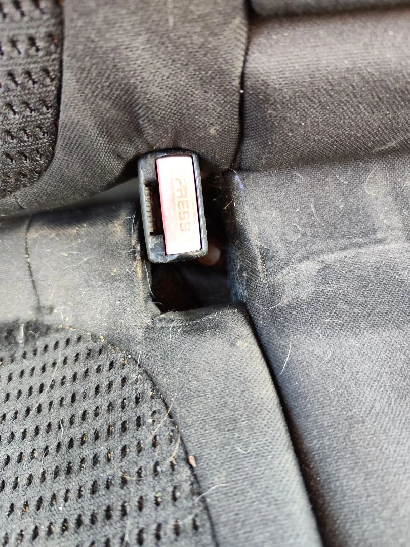 Foto de ENGANCHE CINTURON TRASERO DERECHO CITROEN C4 BERLINA 1.6 16V HDi (90 CV / 66 KW)