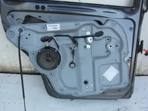 Foto de PUERTA TRASERA IZQUIERDA VOLKSWAGEN TOURAN (1T3) 1.6 TDI DPF (105 CV / 77 KW) foto 3
