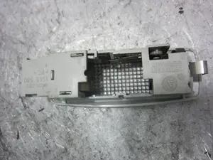 Foto de LUZ INTERIOR VOLKSWAGEN GOLF IV BERLINA (1J1)(10.1997) 1.6 16V (105 CV / 77 KW) referencia 3B0947291 foto 4