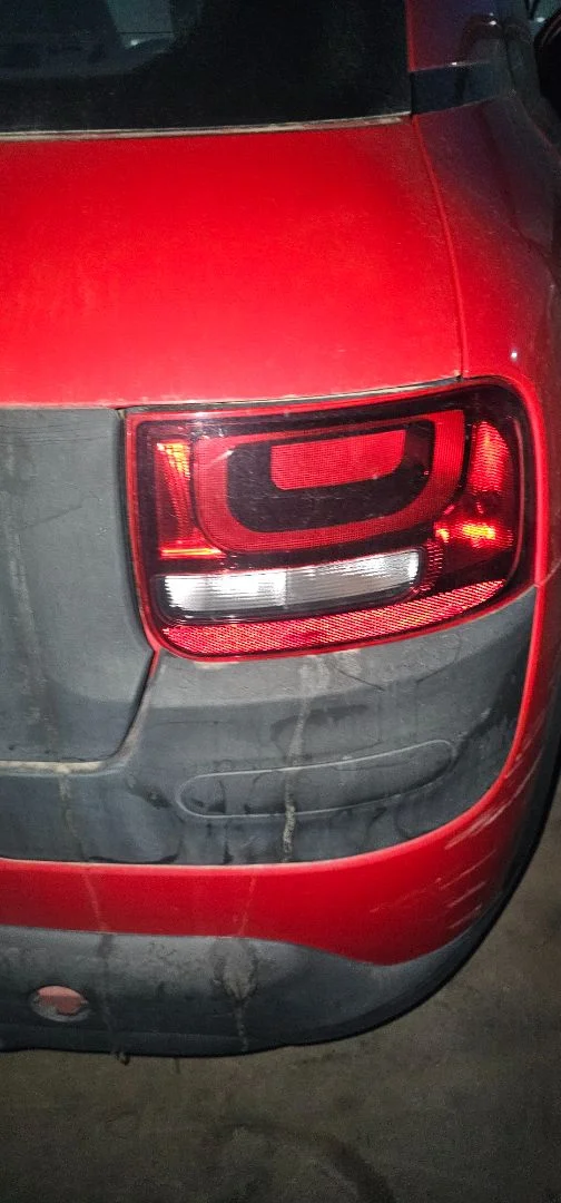 Foto de PILOTO TRASERO DERECHO CITROEN C4 CACTUS 1.2 12V VTi (82 CV / 60 KW)