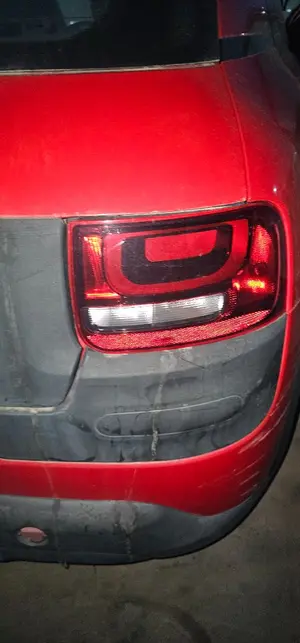 Foto de PILOTO TRASERO DERECHO CITROEN C4 CACTUS 1.2 12V VTi (82 CV / 60 KW)